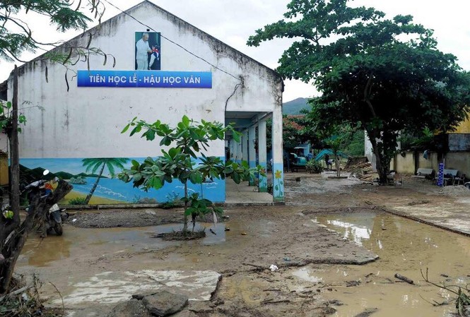 Bốn học sinh tử vong do mưa lũ tại thành phố Nha Trang Trường Tiểu học Phước Đồng- nơi có một em học sinh lớp 4 tử vong do lũ