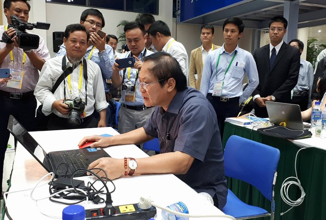 Bộ trưởng Trương Minh Tuấn 'vi hành' kiểm tra chất lượng internet Bộ trưởng Bộ Thông tin và Truyền thông Trương Minh Tuấn trực tiếp kiểm tra tốc độ internet tại Trung tâm báo chí APEC bằng máy tính của phóng viên