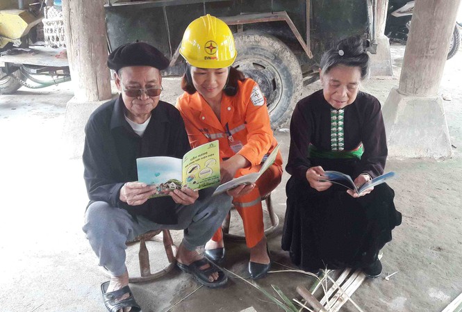 27 tỉnh thành này sẽ không bị cắt điện khi trời nóng 36 độ C Nhân viên điện lực tăng cường tư vấn, hỗ trợ người dân trong việc sử dụng điện an toàn, tiết kiệm trước và trong các dịp nắng nóng
