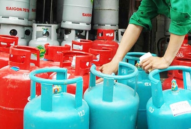 Gas tăng 10.000 đồng/bình 12kg từ ngày mai Giá gas bán lẻ sẽ lên mức 367.000 đồng/bình 12kg từ ngày mai