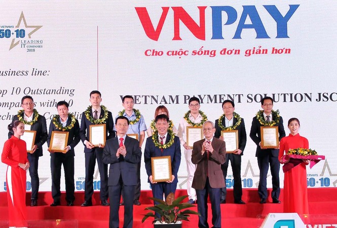 Dẫn đầu thanh toán điện tử, VNPAY lọt top 50 DN Công nghệ thông tin Ông Trần Trí Mạnh, Chủ tịch HĐQT VNPAY nhận danh hiệu tại buổi lễ vinh danh
