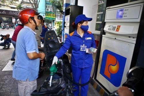 Xăng dầu bán lẻ trong nước đồng loạt giảm sâu Giá xăng RON95 giảm xuống còn 16.812 đồng/lít từ 15h hôm nay
