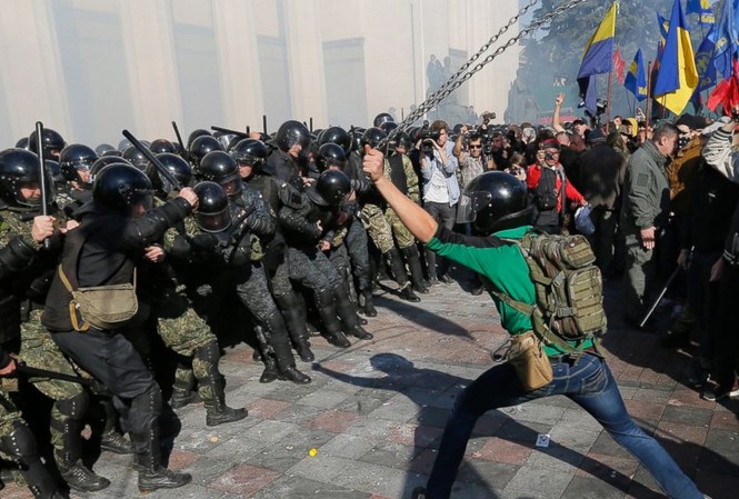 Giao tranh ác liệt bên ngoài tòa nhà Quốc hội Ukraine Người biểu tình và cảnh sát Ukraine đụng độ bên ngoài tòa nhà Quốc hội.