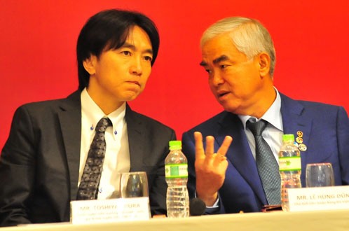 HLV Miura: Cầu thủ HA.GL chưa đủ đẳng cấp đá V.League HLV Miura và Chủ tịch VFF Lê Hùng Dũng