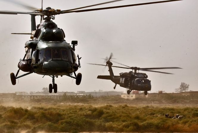 Iraq: Rơi trực thăng quân sự Mi-17, 9 binh sỹ thiệt mạng Trực thăng Mi-17 (trái) của không quân Iraq