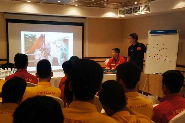 U19 Việt Nam chia sẻ mất mát với đồng bào miền Trung vùng lũ Thầy trò HLV Hoàng Anh Tuấn chia sẻ với người dân miền Trung vùng lũ.