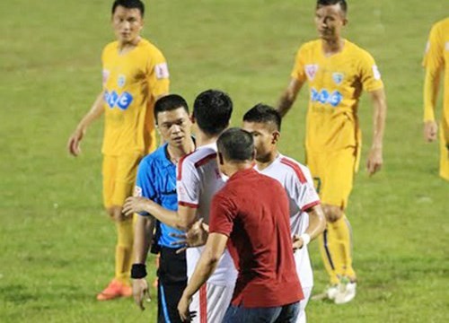 Vì sao 4 trọng tài V-League bị 'xuống hạng'? Trọng tài Hà Anh Chiến mắc sai lầm nghiêm trọng nhất ở V-League 2016