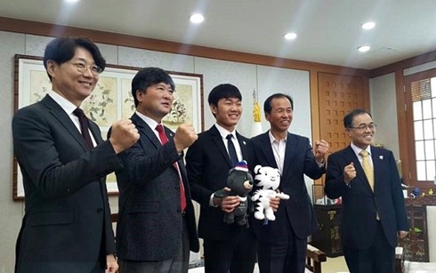 Thống đốc tỉnh Gangwon nhận Xuân Trường làm cháu nuôi Xuân Trường đứng cạnh Thống đốc tỉnh Gangwon - Choi Moon-soon (thứ hai từ phải sang)