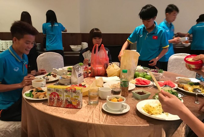 Sự thực bữa ăn 'bị hắt hủi' của tuyển bóng đá nữ ở SEA Games 29 Bữa ăn của đội tuyển nữ Việt Nam tại SEA Games 29 luôn đủ dưỡng chất.
