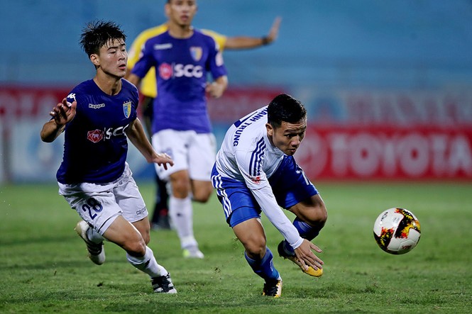 Hai đội bóng nhà bầu Hiển đổi vị trí trên đỉnh bảng V-League CLB Hà Nội (trái) đã thay vị trí số 1 của "người anh em" Quảng Nam trên bảng xếp hạng V-League.