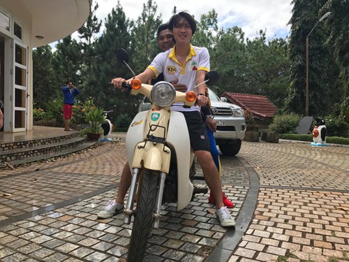 Tuấn Anh ngộ nghĩnh với xe Cub ở HAGL Tuấn Anh ngộ nghĩnh với xe Cub ở HAGL