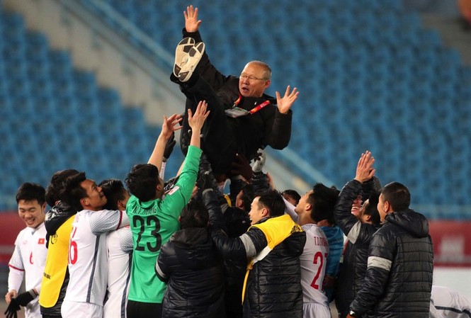 Hai hậu vệ U23 Việt Nam bị kiểm tra doping sau trận thắng Qatar HLV Park Hang Seo và U23 Việt Nam ăn mừng chiến thắng trước Qatar hôm 23/1.