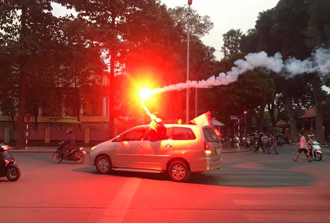 CĐV Hải Phòng ném pháo sáng xuống sân Hàng Đẫy CĐV Hải Phòng đốt pháo sáng khi diễu hành trên đường phố Hà Nội chiều 11/3.
