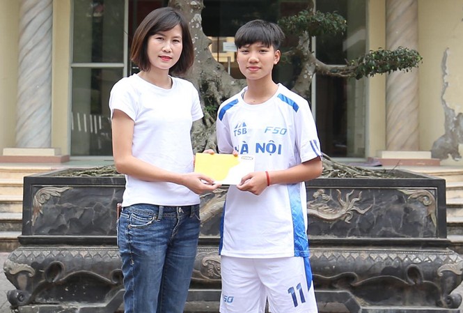 Quà nhỏ, ý nghĩa lớn cho nữ tuyển thủ có hoàn cảnh khó khăn Đỗ Thị Ngọc Châm (trái) và món quà của VPMilk cho Vũ Thị Hoa.