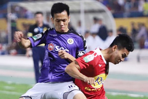 Bầu Hiển tấn công vào địa hạt mạnh nhất của bầu Đức và HAGL CLB Hà Nội vừa đánh bại HAGL 5-0 trên sân vận động Hàng Đẫy trong trận đấu có 20.000 CĐV.