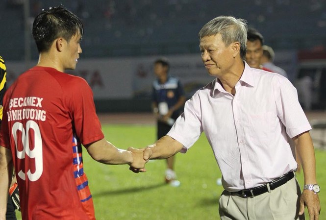 Sự thật Công Vinh đưa tiền cho ông Hải 'lơ' trong 'Phút 89' Lê Công Vinh bắt tay HLV Lê Thuỵ Hải khi còn thi đấu cho Bình Dương (ảnh Hữu Phạm)