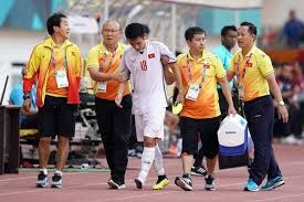 Về nước dưỡng thương, tuyển thủ Olympic Việt Nam bay hạng thương gia Đỗ Hùng Dũng bị chấn thương không thể tiếp tục thi đấu ở Asiad 2018.