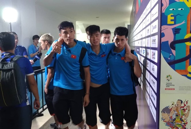 Duy Mạnh được trị liệu đặc biệt để kịp hồi phục cho trận đấu Hàn Quốc Duy Mạnh bị chuột rút ở trận đấu của Olympic Việt Nam với Syria tối 27/8.