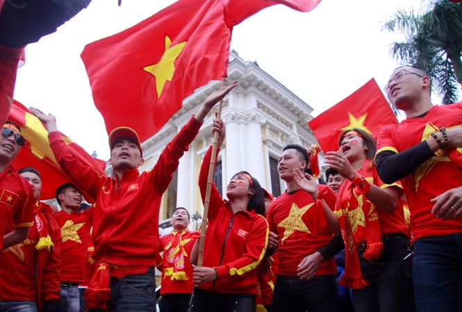 Cổ động viên nên tới sân Mỹ Đình trước giờ thi đấu từ 2-3 tiếng CĐV Việt Nam diễu hành trước trận đấu. Ảnh: Duy Phạm