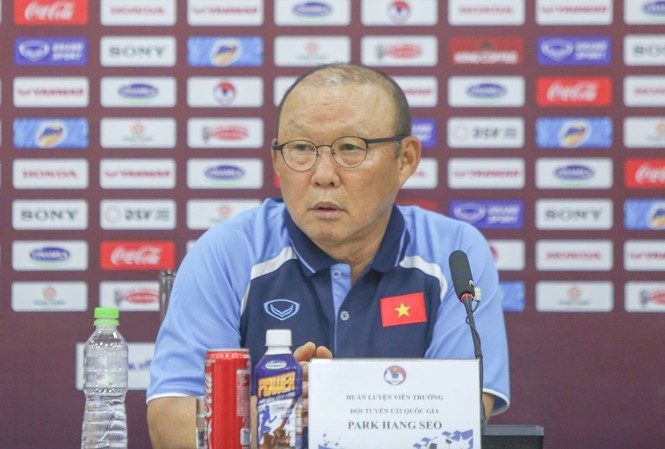 Ông Park Hang Seo 'hờn dỗi' khi bị hỏi chuyện giảm lương vì COVID-19 HLV Park Hang Seo cho biết nếu giảm lương ông cần đàm phán lại với VFF. Ảnh: Anh Tú