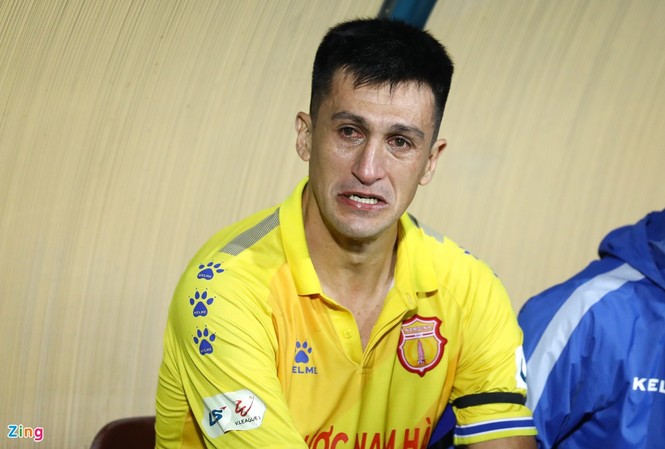 Ai đang cố tình 'dìm chết' Nam Định ở V.League? Gaston Merlo bật khóc khi không giúp được Nam Định vượt qua Hải Phòng. Anh sẽ vắng mặt ở trận quyết định của Nam Định trước SLNA.