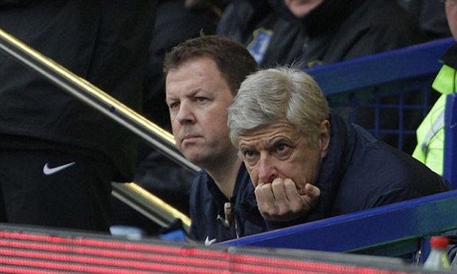 CĐV Arsenal thi nhau 'ném đá' HLV Wenger Wenger lại một lần nữa bị CĐV nhà quay lưng.