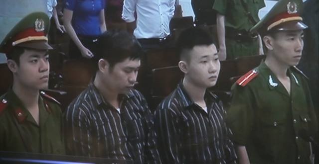 Trả hồ sơ, yêu cầu điều tra bổ sung vụ 'bác sỹ ném xác' Hai bị cáo Nguyễn Mạnh Tường và Đào Quang Khánh trước vành móng ngựa. Ảnh: Bảo Thắng