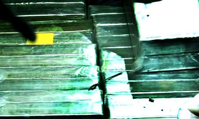 Vận chuyển 48 bánh heroin xuyên quốc gia 48 bánh heroin tang vật.