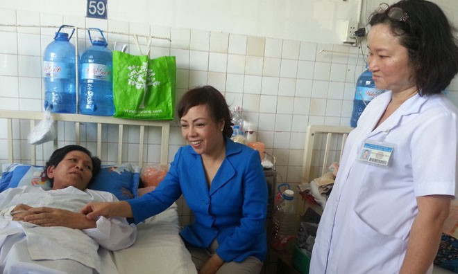 Bộ trưởng Y tế động viên mẹ thuyền trưởng tàu cảnh sát biển Bộ Trưởng Bộ Y tế thăm và động viên mẹ của Thượng úy Lê Trung Thành- thuyền trưởng tàu CSB 4033. Ảnh: L.N