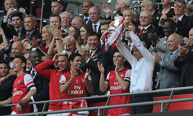 Arsenal giải 'cơn khát' 9 năm Arsenal giải 'cơn khát' 9 năm