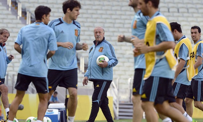 Tây Ban Nha hoãn công bố nhân sự vì Diego Costa Del Bosque có ý chờ Diego Costa hồi phục.