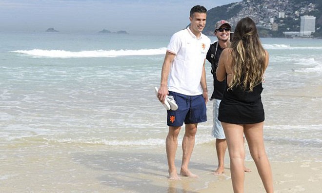 Van Persie suýt chết tại bãi biển, tuyển Hà Lan hú hồn Van Persie vui vẻ chụp ảnh tại bãi biển trước khi vụ tai nạn xảy ra.