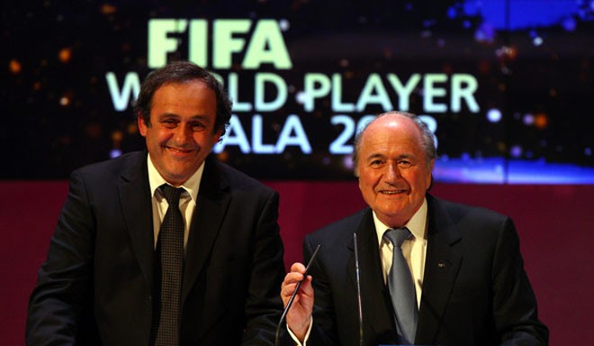 Platini lật ghế Chủ tịch FIFA của Blatter? Platini không còn muốn đứng chung chiến tuyến với Blatter.