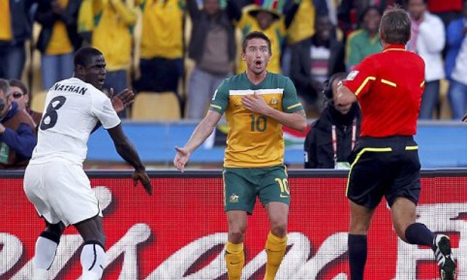 Đội bóng nào ‘chơi bẩn’ nhất World Cup? Australia (giữa) là đội bóng có tỷ lệ thẻ đỏ cao nhất