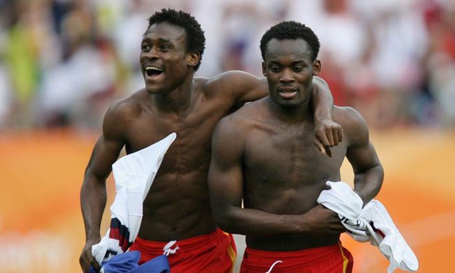 Trốn trại chơi gái, sao Ghana bị HLV 'tống cổ' Derek Boateng và Michael Essien.