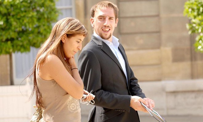 SỐC: Ribery mất World Cup vì... sex không đúng cách Franck Ribery và cô vợ Wahiba