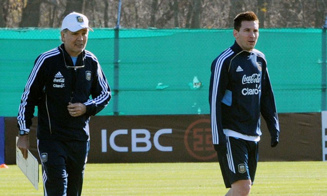Ở tuyển Argentina, HLV Sabella sợ... Messi một phép Sabella sợ Messi một phép