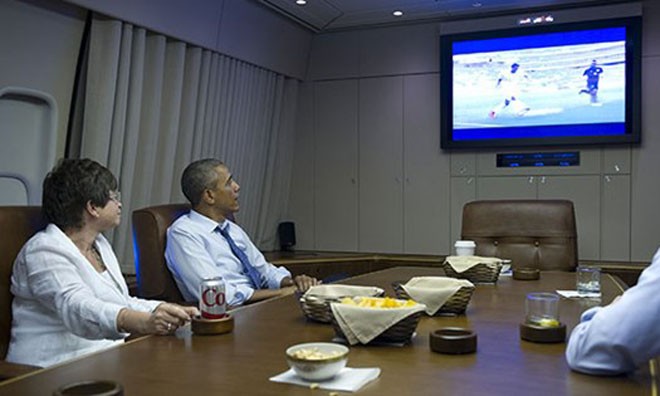 Tổng thống Obama xem tuyển Mỹ thi đấu trên chuyên cơ Ngay cả khi đang bay trên trời, Tổng thống Obama vẫn không bỏ lỡ trận đấu của tuyển Mỹ tại World Cup