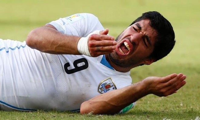 Barca cài điều khoản 'cấm cắn' vào hợp đồng với Luis Suarez Barca cài điều khoản 'cấm cắn' vào hợp đồng với Luis Suarez
