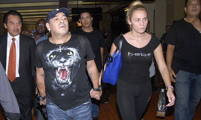 Bồ nhí bị bắt, Maradona quyết đòi quà Bồ nhí bị bắt, Maradona quyết đòi quà