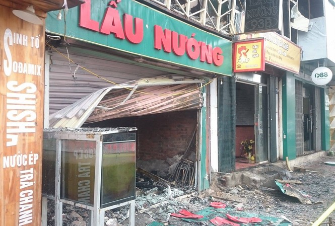 Cháy lớn phố Nguyễn Khang, 6 căn nhà chìm trong biển lửa Hiện trường vụ cháy.