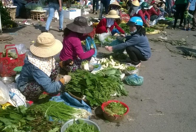 Rau xanh khan hiếm ngày Tết, chợ tha hồ hét giá Hàng rau của các tiểu thương chợ Đông Hà. Ảnh: Thanh Trần.