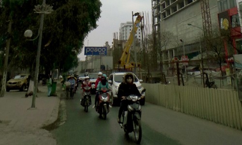 Hà Nội: Hoảng hồn vì cục sắt 'từ trên trời' rơi trúng xe buýt Sự việc xảy ra khoảng 10h sáng nay, 25/2, trên đường Cầu Giấy, Hà Nội.