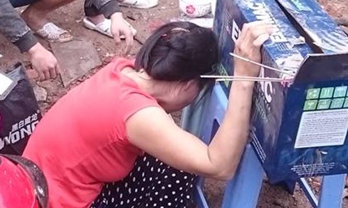 Đau lòng cảnh vợ nạn nhân vụ nổ lớn ở Hà Đông Đau lòng cảnh vợ nạn nhân vụ nổ lớn ở Hà Đông