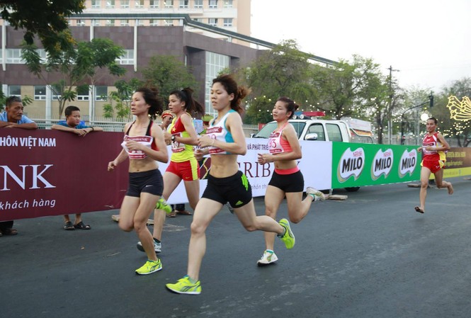 Tưng bừng đua tài Việt dã Tiền Phong Các VĐV trên đường đua tuyển nữ 5km. Ảnh: Hồng Vĩnh.