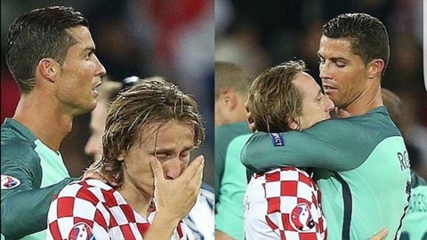 Modric khóc như mưa, Ronaldo dùng bờ vai an ủi Cristiano Ronaldo ôm lấy Modric khi tuyển thủ Croatia đang khóc như mưa.