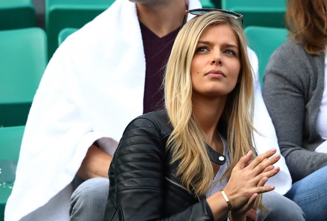 Tay vợt Canada hạ gục Federer nhờ mỹ nhân bốc lửa Mỹ nhân Canada trên khán đài Wimbledon.
