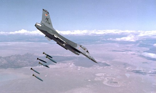 Do đâu Mỹ dội bom nhầm khiến 62 lính Syria thiệt mạng? Một chiếc tiêm kích F-16 ném bom tấn công mục tiêu mặt đất.