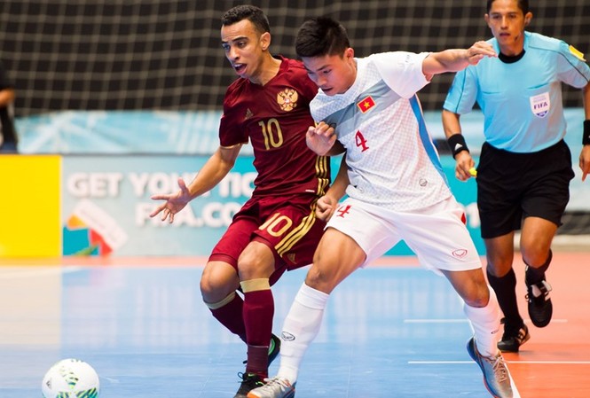 Thua đậm Nga, tuyển Việt Nam chia tay Futsal World Cup Một tình huống tranh chấp bóng trong trận Việt Nam - Nga.