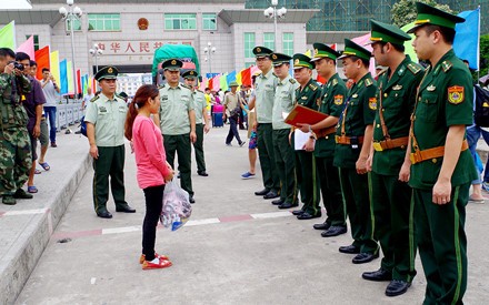 Nữ nhân viên karaoke bị bắt cóc sang Trung Quốc Lực lượng chức năng bàn giao một nạn nhân bị các đối tượng lừa bán sang Trung Quốc. Ảnh minh hoạ
